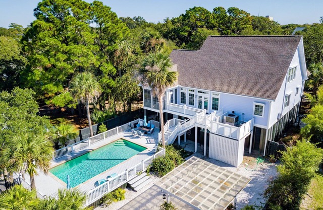 Sand Castle - Beach Retreat - Saltwater Heated Pool - 1st Block from the Center St.