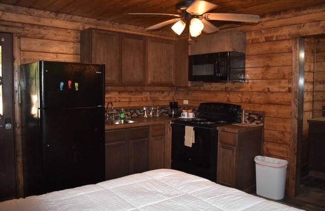 SAND PLUM 1 Bedroom Cabin, Whip-Poor-Will Resort