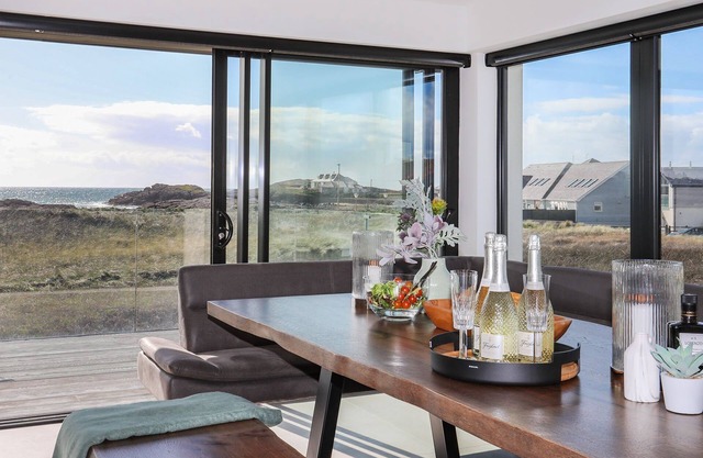 Sandown House - an on the beach that sleeps 14 guests in 6 bedrooms