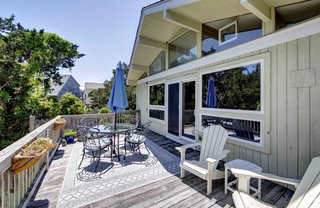 Sandy Pause is a charming pet friendly cottage with a fenced yard.
