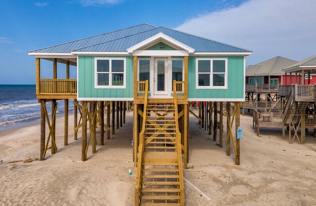 Sandy Seaclusion | Steps from the shore, unbeatable views