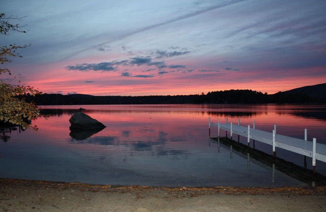 Sandy waterfront, grass yard, 40' private dock. Last prime foliage week remains!