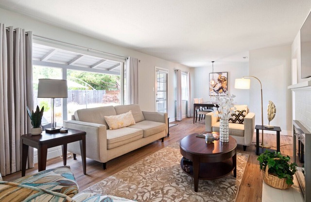 Santa Rosa Gem - 2 BR Home with Office and W/D