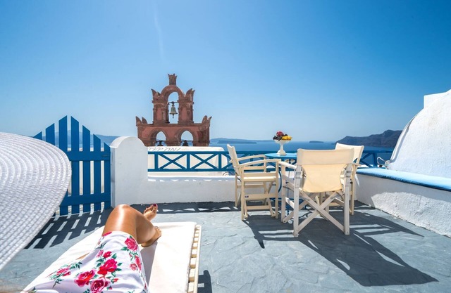 SantoriniParadise: BLUE & WHITE cave house, authentic experience, Caldera view