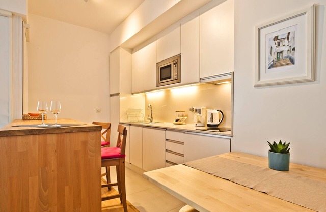 Santos 1 - São Bento STUDIO - This brand new, recently decorated studio in the heart of the city is