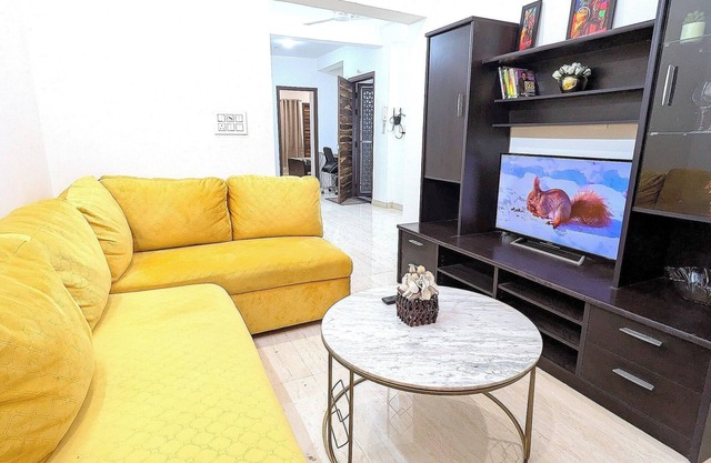 Sapphire ~ Luxurious 3 BHK Near Lake & Golf Course , Free Wifi, Parking, Kitchen