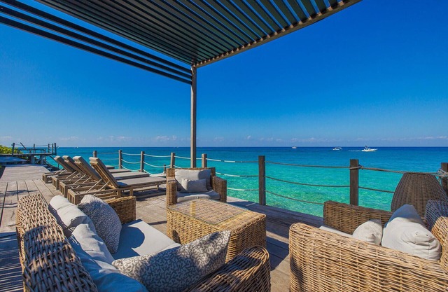 Sara- Ultra-Lux 5-Bedroom Oceanfront with Infinity Pool