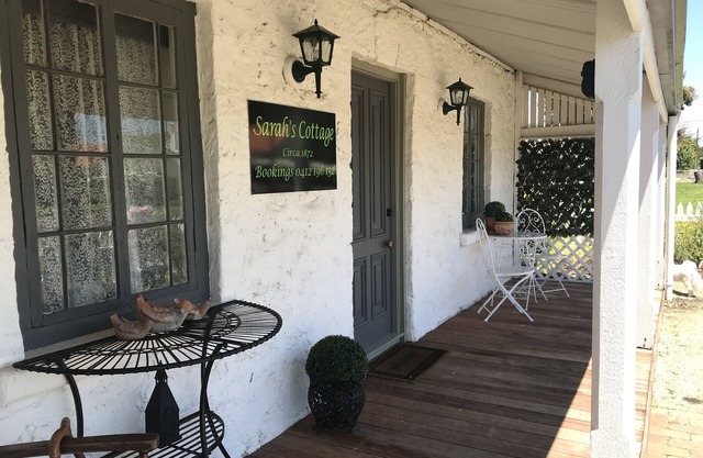 Sarah's Cottage Penola: Charming colonial stone cottage, WiFi AC Fire Spa BBQ