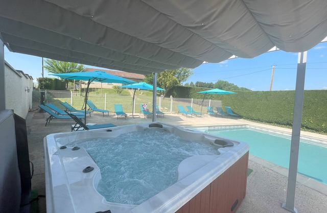 SARLAT-LA-CANEDA: Private pool HEATED-JACUZZI-LINGE HOUSE-BEDDING XL-CLIM