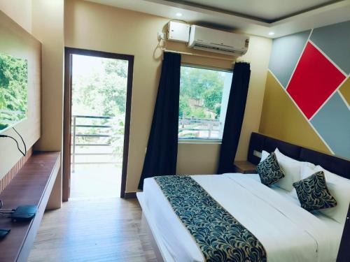 SAROJINI GARDEN HOTEL & RESTAURANT