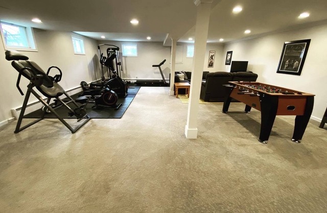 Sauna, hot tub, gym, great outdoor space!