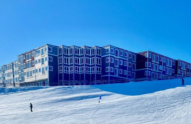 Save $, 2-BR Mtn Lodge, Village Central, King Bed, 1st floor, Ski in/out, A/C