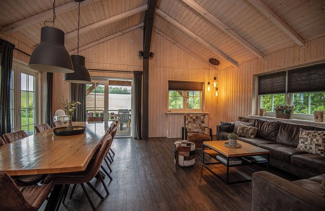 Scandinavian Lodge with hot tub near Winterberg