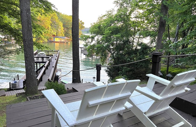 Scenic Overlook- Lakefront home, private dock, kayaks, firepit, amazing sunsets!
