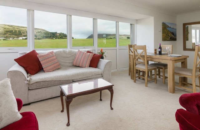 Scenic View Apartment - an apartment that sleeps 4 guests in 2 bedrooms