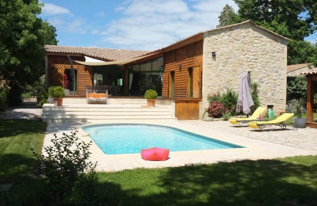 Schönes modernes Haus mit Garten und Swimmingpool