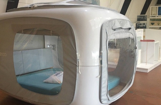 Schlafen zwischen Flugzeugen-Indoor Cube