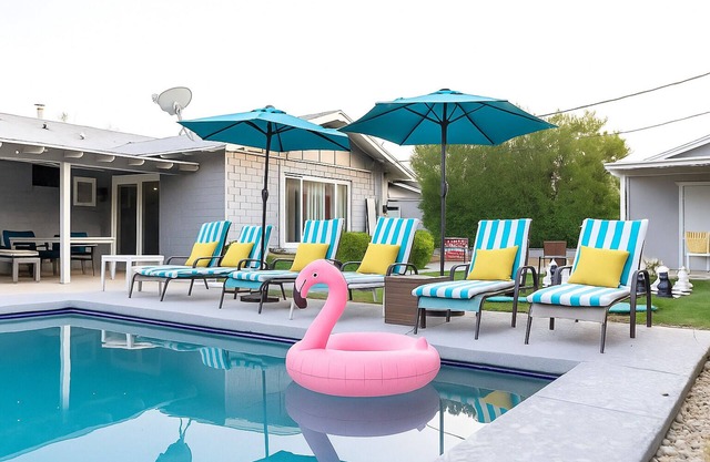 Scottsdale Old Town 5BR Pool, Hot Tub, Firepit, Pool TablennSleeps 14!