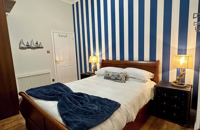 ‘Sea Ayr’ City Centre Apartment with 2 x King Beds