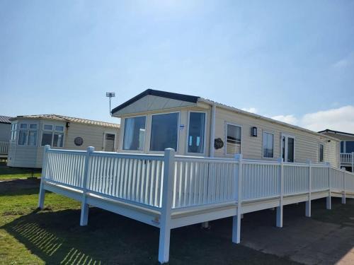 Sea Bliss Beachfront Caravan, 2 Bed King Ensuite, Sleeps 6, Wrap Decking, Crimdon Dene