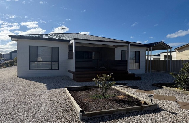 Sea Breeze @ Coobowie ~ Close to beach and Pub!