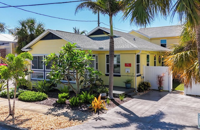 Sea Breezes and Sunsets: Your Fully Renovated Pass-A-Grille Beach Getaway