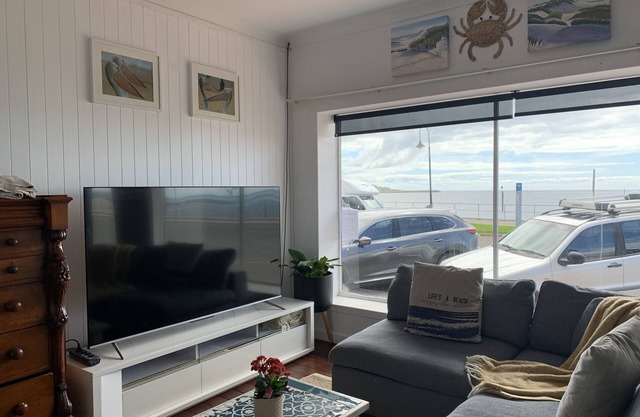 SEA FOREVER cosy seaside apartment metres to beach shops and dining
