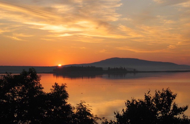“Sea Meadow" Oceanfront Cottage: Lighthouse Views and Private Beach