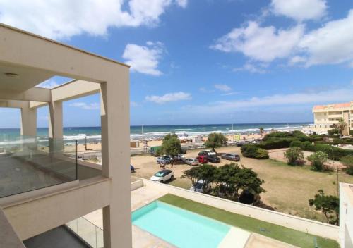 Sea & Pool Apartment