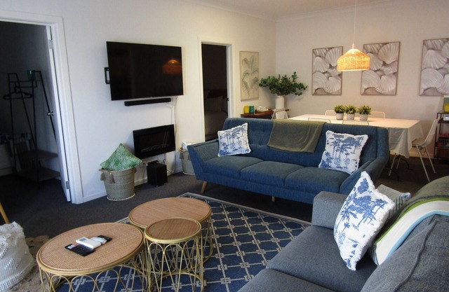 Sea Salt Apartment Main - Short walk to beach! Free WiFi! newly decorated!