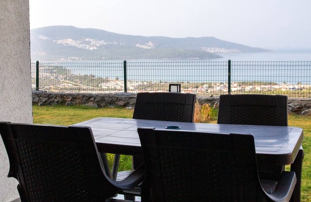 Sea View Flat with Shared Pool 5 min to Beach