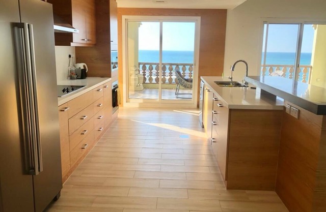 Sea view large 3 bedroom 'Escape Artist' Apt.