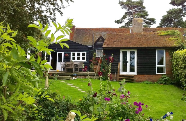 Sea Views at this Grade II Listed Cottage with Baby Grand Piano (Pet Friendly)