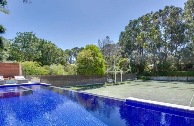 Seabird Oasis: 5 BR, 3 BA House in Portsea, Sleeps 12