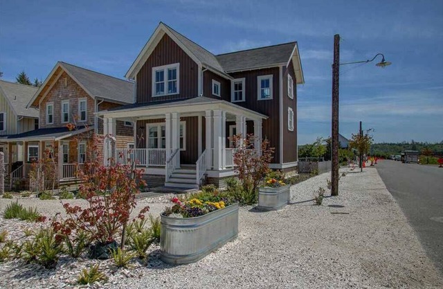 Seabrook's Shifting Gears, a spacious 3-bedroom home!