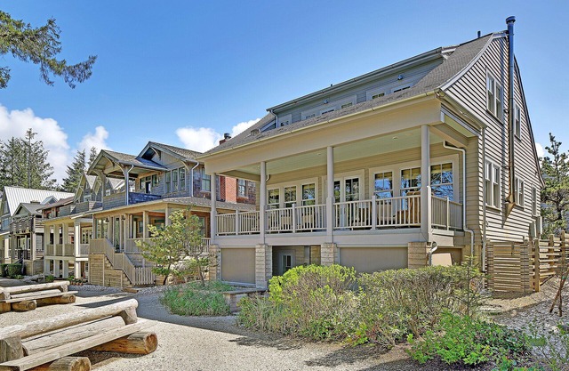 Seabrook's The Coastal Living House: Oceanfront, Hot Tub & Sauna, Dog Friendly!