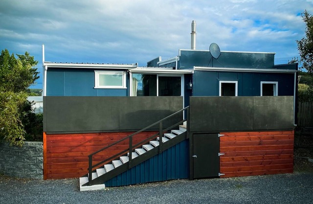 Seabury Lookout – Classic Kiwi Bach with Views!