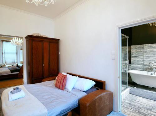 Seafront Luxury Super King Suites Villa parking