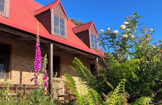 SeaHen Lodge - rustic farmhouse charm with amazing mountain views