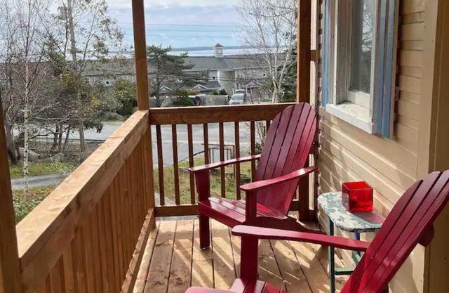 Seaman's Cottage #1 in Summerville Center - Pet Friendly!