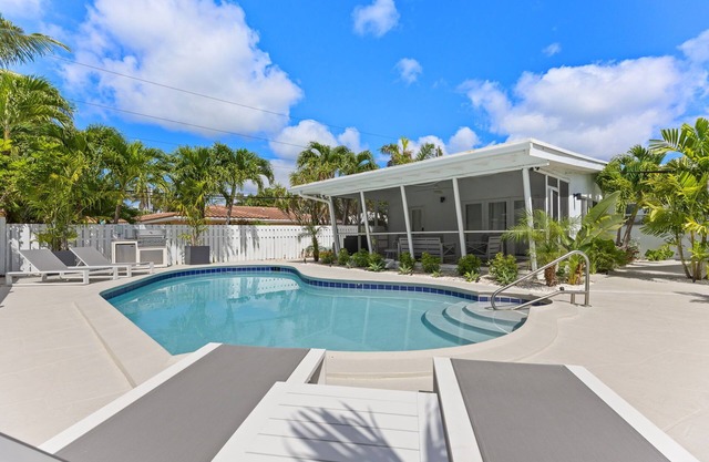 Seashell~Walk To The Beach~Comfy Beds~Firepit~Pool