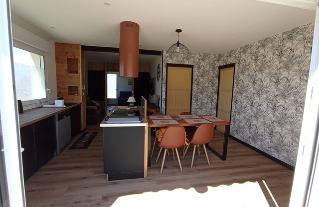 Seaside accommodation, 300 m walk from the beach with private parking
