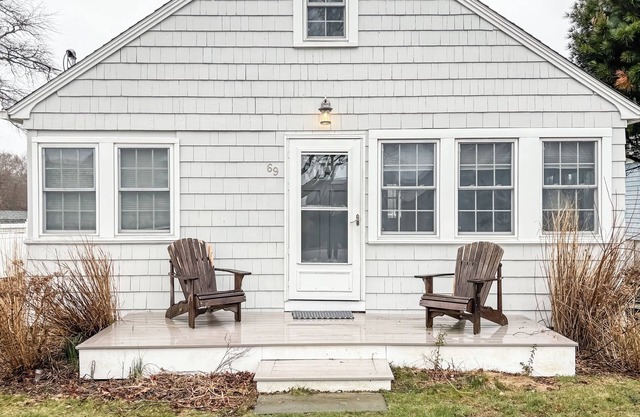 Seaside cottage with water views on Lord's Point in Mystic, CT