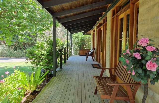 Seaside Garden Cottages: The Cottage & The Studio up to 5 Bedrooms, 3 Bathrooms