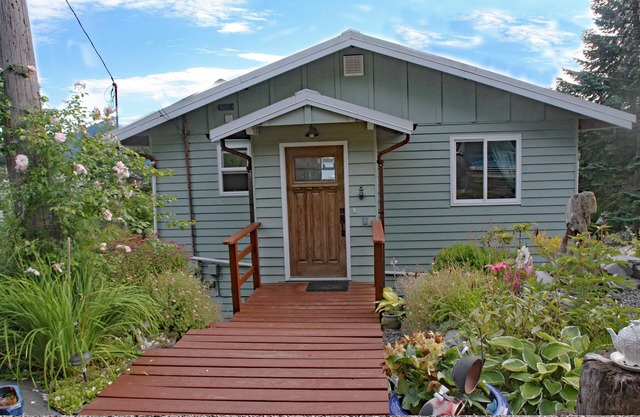Seaside Garden House Located Near The Marina.
