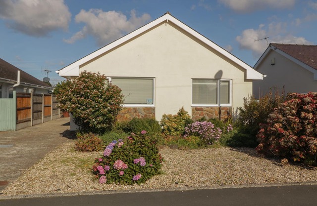 SEASIDE RETREAT, family friendly, with a garden in Porthmadog