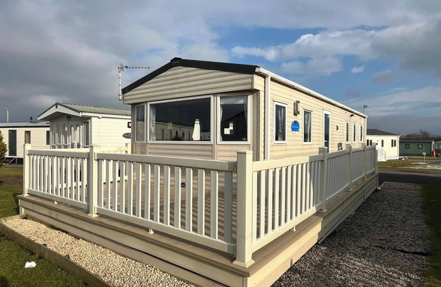 Seaside Retreat-Sleeps 8-Free Parking