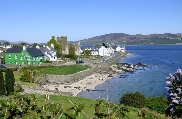 Seaspray cottages is a 3 minute walk from a sandy beach and village