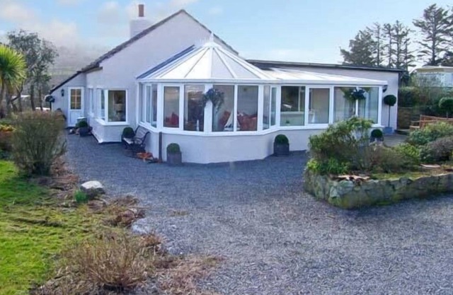 SEAVIEW COTTAGE, pet friendly, character holiday cottage in Moelfre