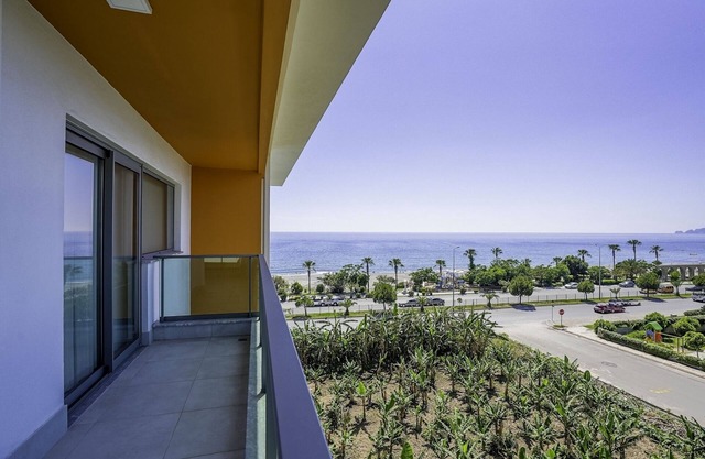 Seaview Flat w Pool Near New Year Market in Alanya